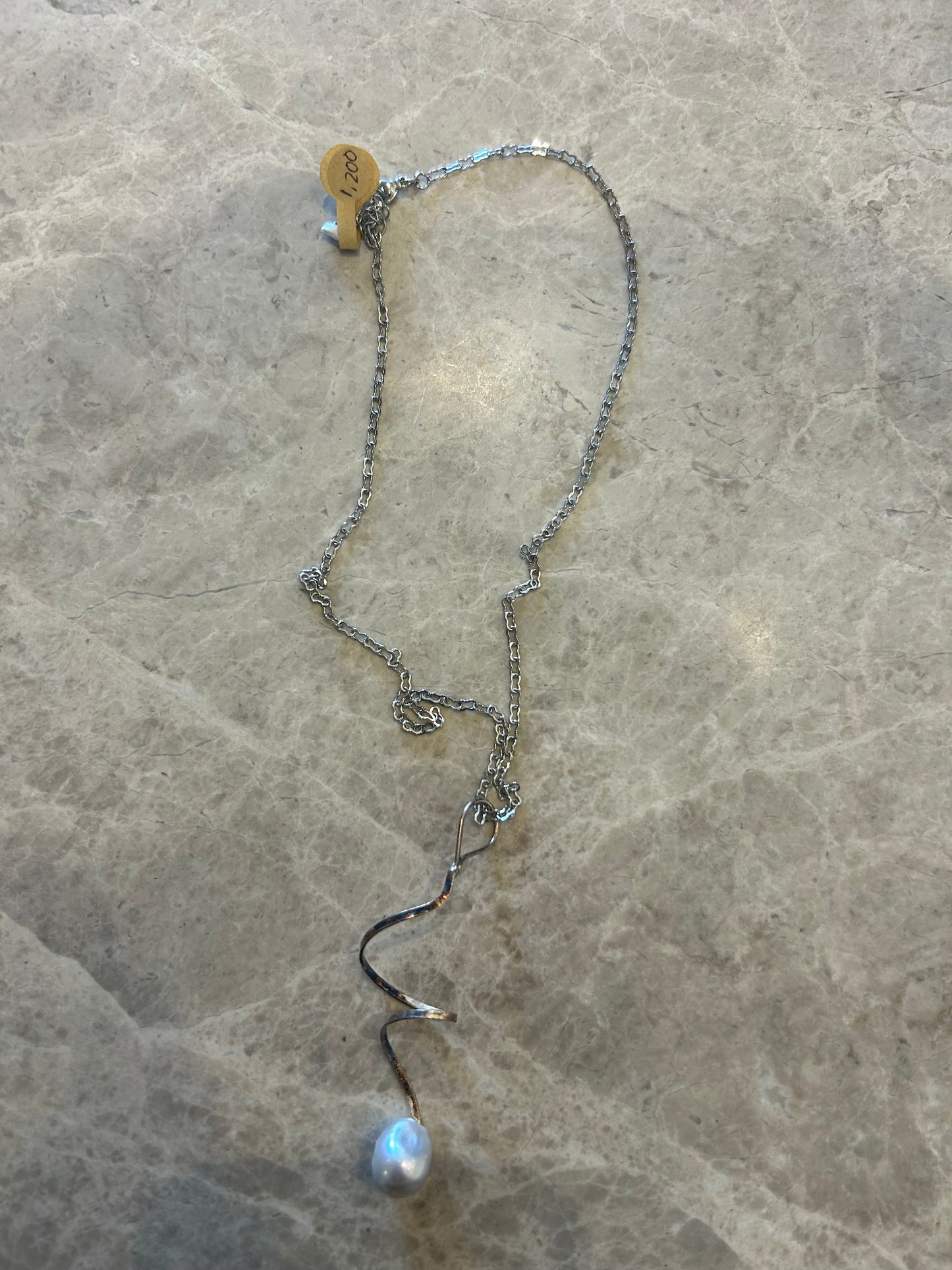 AM Collar Espiral Perla Gris